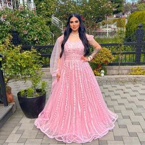 Selling this beautiful baby pink Punjabi Suit.